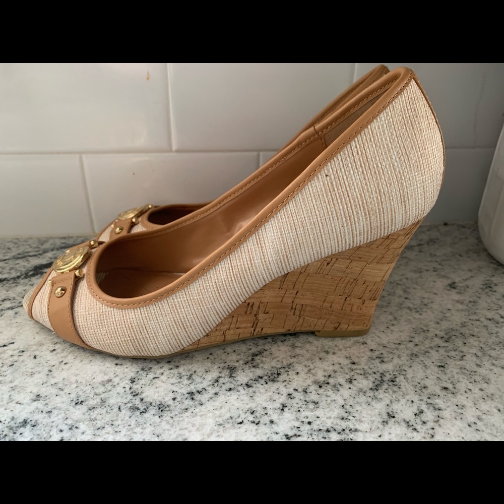 Tommy Hilfiger 9.5 Tan peep toe corkscrew heel